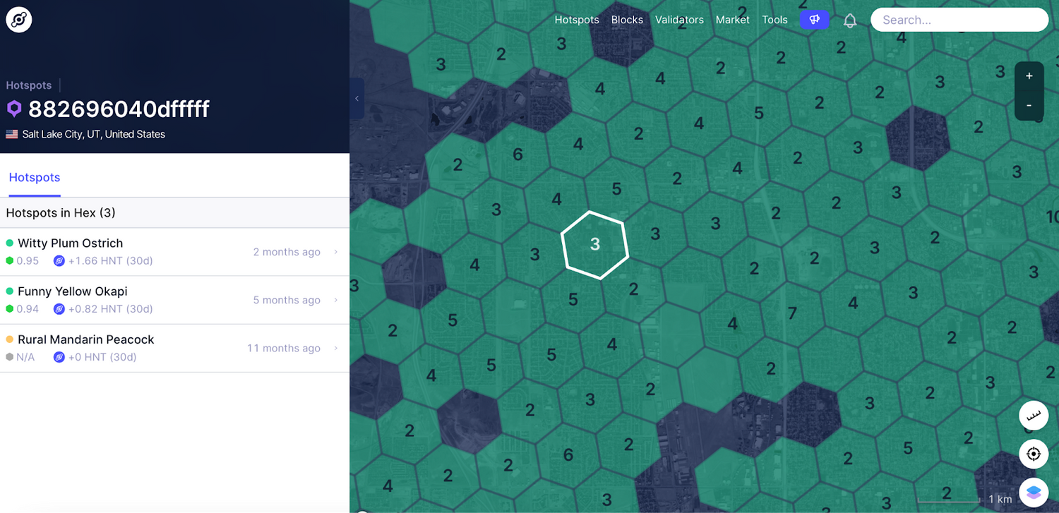 Hexagon eines bestimmten Standortes. In dem Hexagon steht die Zahl 3 wodurch erkennbar ist, dass sich in diesem Bereich bereits 3 Helium Miner befinden. Zudem sind links noch weitere Informationen zu diesen drei Miinersn verfügbar.