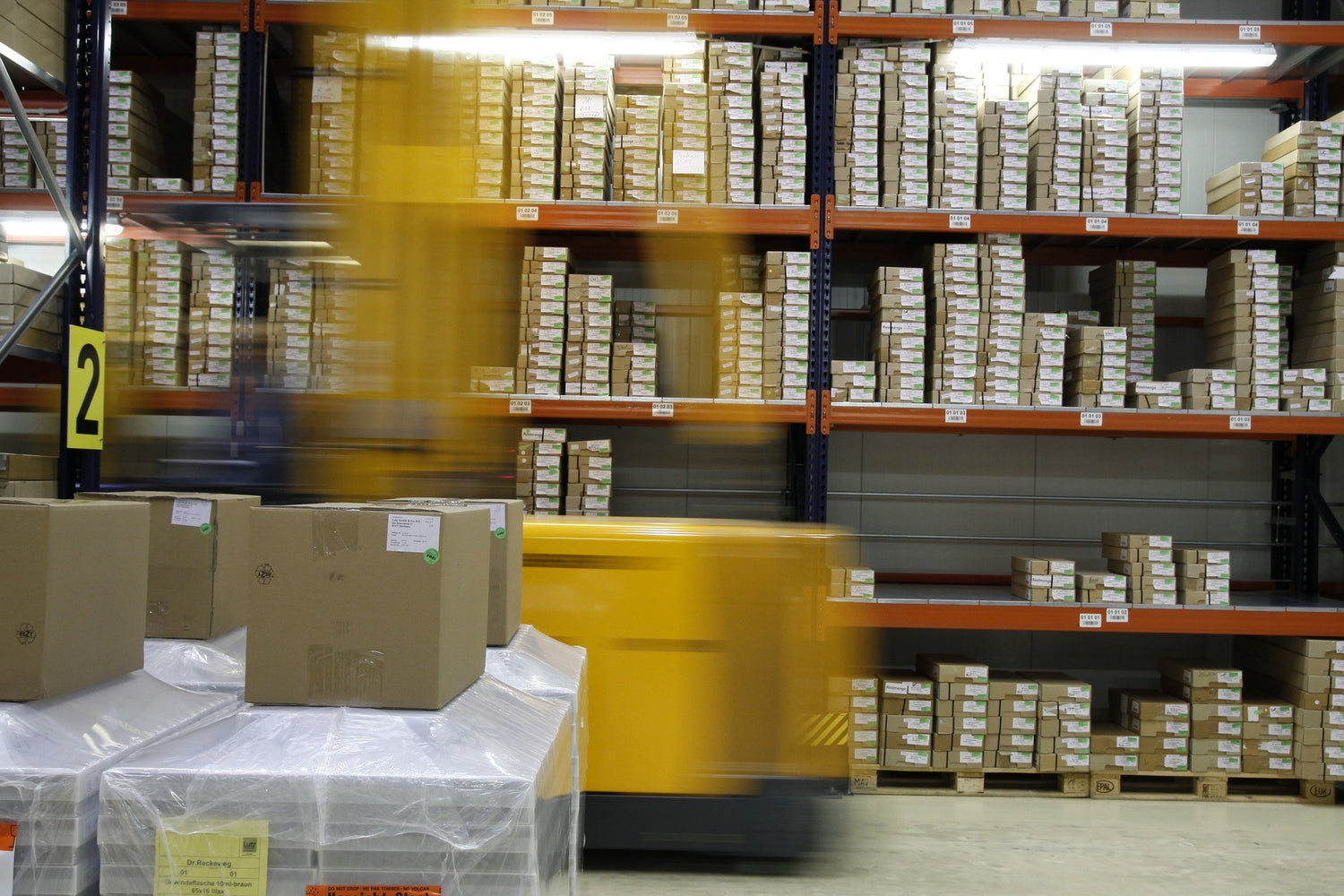 Logistička tvrtka za narudžbu poštom. Slika paketa u skladištu.