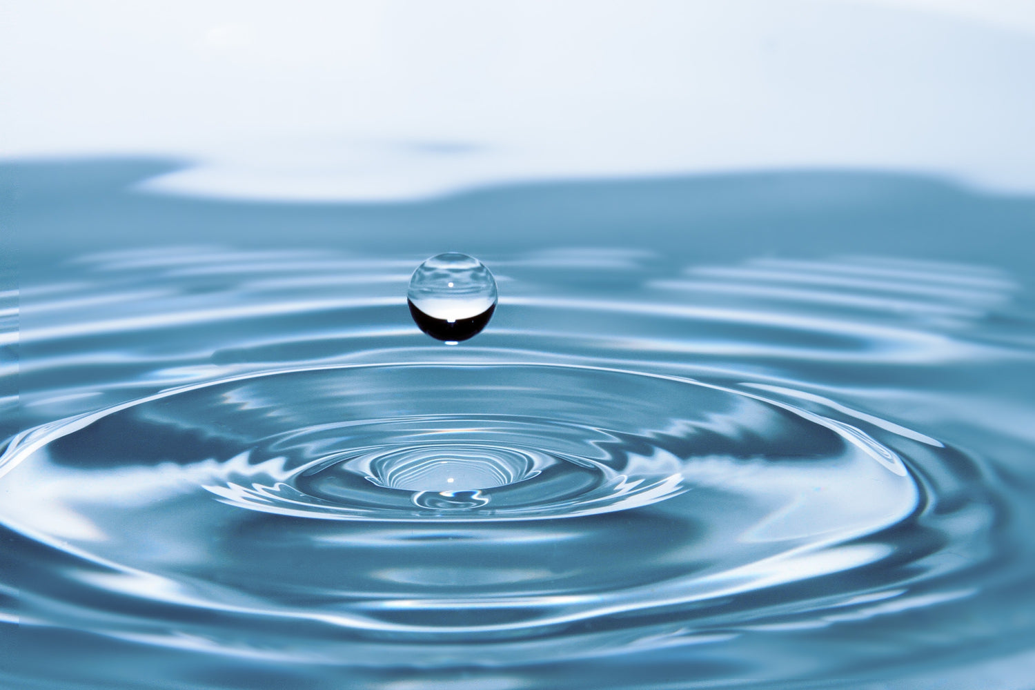 Obrázek kapky vody. Představuje případy použití Helium související s kvalitou vzduchu a vody.